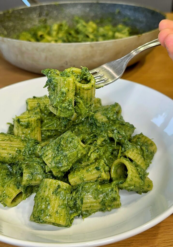 pasta con crema di cavolo nero, tahina, miso e lievito alimentare