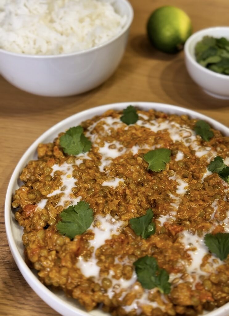 Dahl di lenticchie con coriandoli fresco, lime e riso basmati