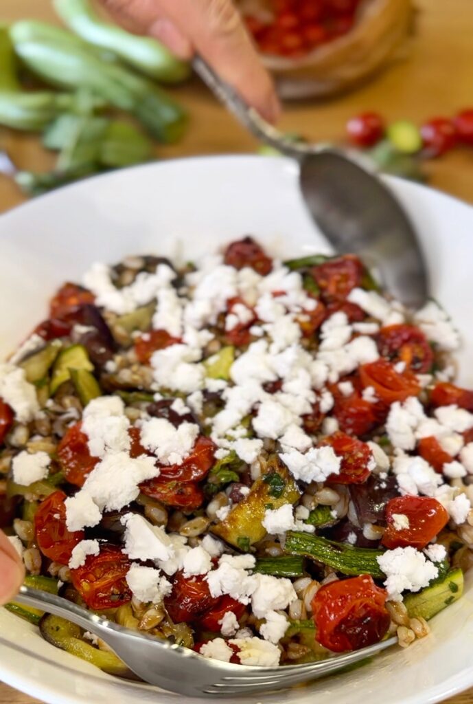 Insalata di farro con melanzane e zucchine grigliate, pomodorini confit, olive taggiasche, feta e mentuccia