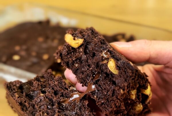 Brownies vegani al cioccolato e barbe rosse, con scaglie di cioccolato e nocciole tritate