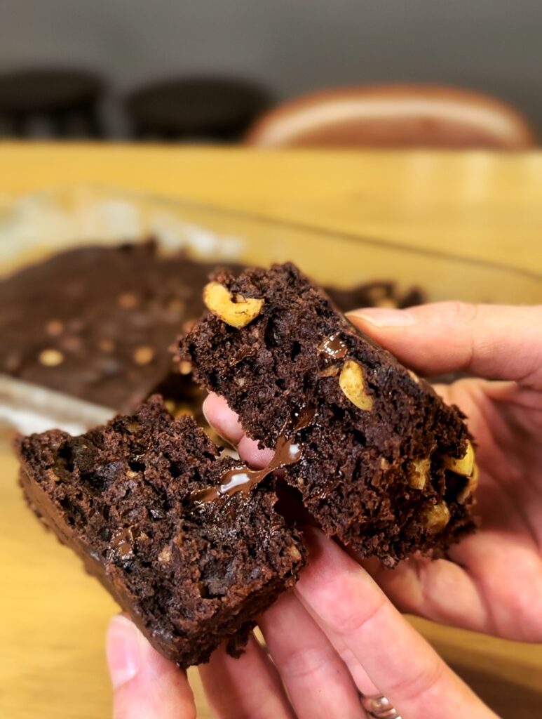 Brownies vegani al cioccolato e barbe rosse, con scaglie di cioccolato e nocciole tritate