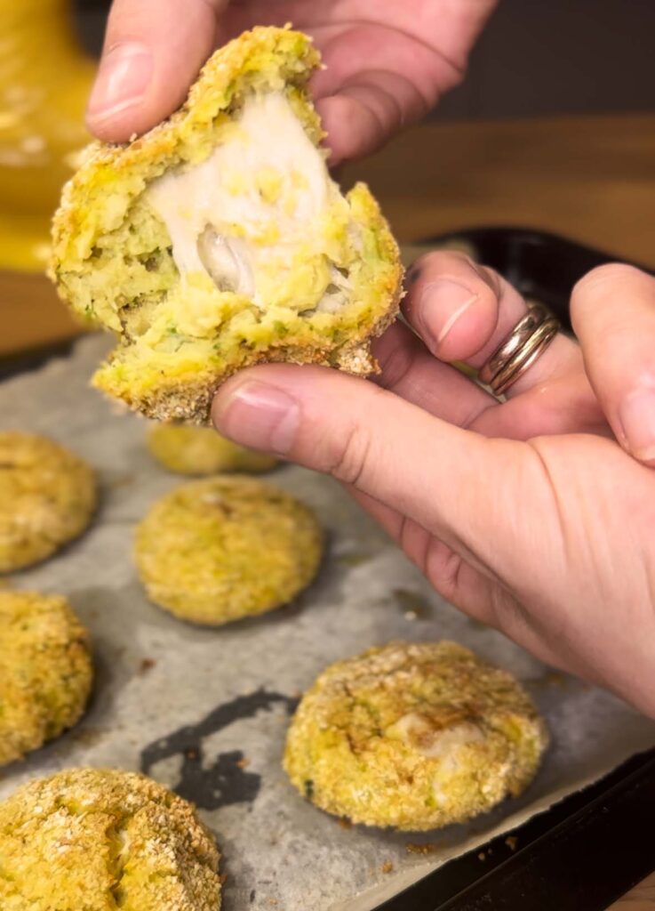 Polpette di verza e patate con cuore filante di formaggio vegano affumicato