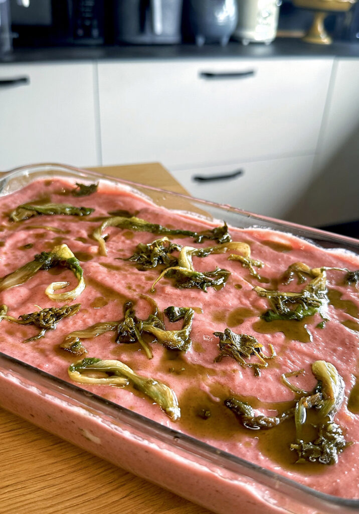 Lasagne vegane con besciamella alle barbe rosse, scarola ripassata, rosolaccio sott'olio e scamorza affumicata