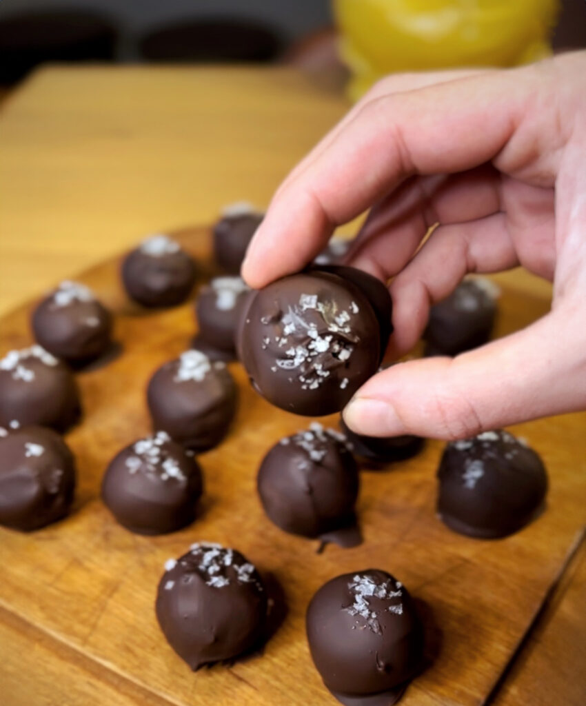 Tartufi di ceci, cioccolato e burro di arachidi, vegani e proteici