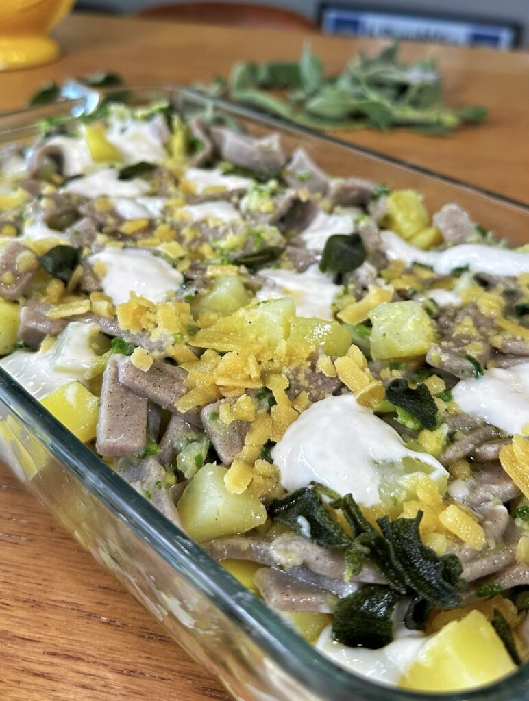 Pizzoccheri vegani con cavolo verza, patate e besciamella