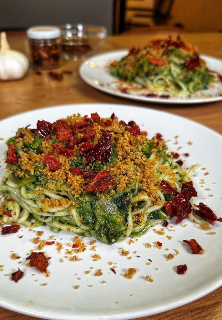 Pasta fresca con cicoria ripassata, pangrattato e peperone crusco