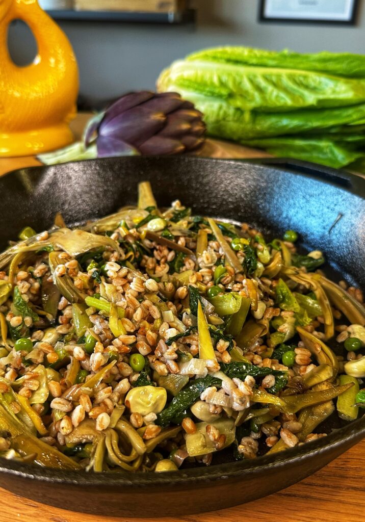 farro primaverile alla vignarola, con piselli, fave e carciofi