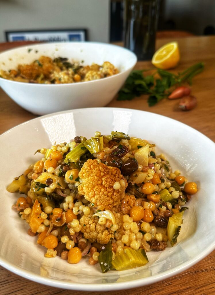 Insalata di fregula sarda con ceci, cavolfiore e vinaigrette alla senape, capperi e prezzemolo