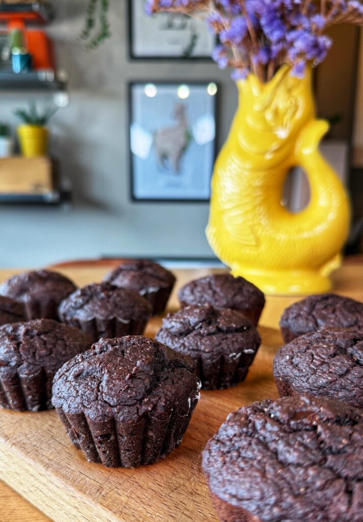 Muffin vegani al cioccolato fondente e barbe rosse
